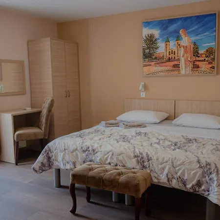 Holy Miracle Couette-café