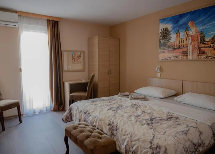 Holy Miracle Couette-café