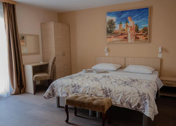 Holy Miracle Couette-café